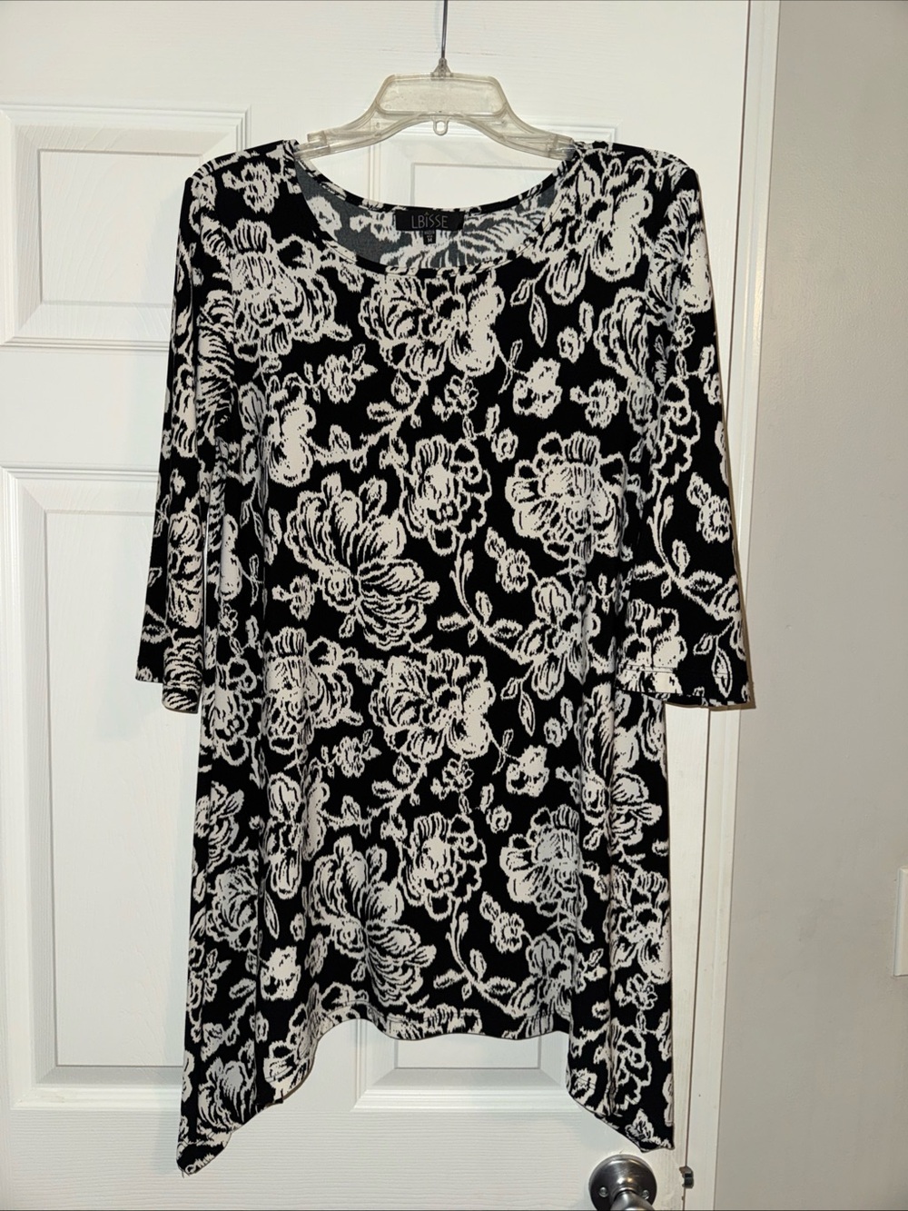 LBisse Black & White Floral Scoop-Neck Tunic Top
